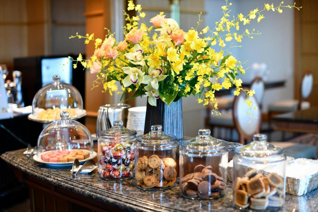 Hotel New Grand Йокогама Экстерьер фото A typical afternoon tea buffet